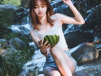 清新金发美少女山间牛仔短裤秀白皙美腿性感写真9P