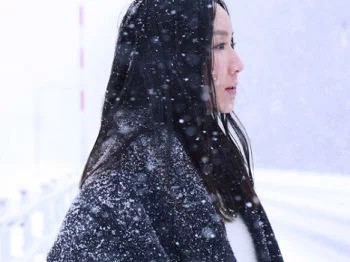 美女艺人娄艺潇简约烂漫雪景大片写真6P