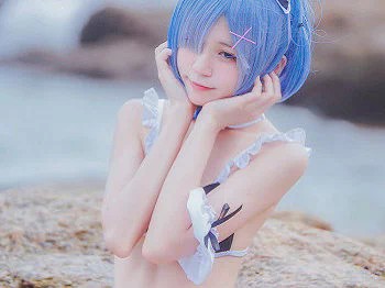 [Cosplay精选]萝莉风COS桜桃喵之蕾姆COS海边沙滩性感内衣诱惑写真48P