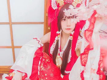 [Cosplay精选]萝莉风COS桜桃喵之灵梦新年快乐私房红色喜庆服饰迷人写真45P