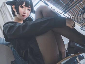 [Cosplay精选]可爱人气Coser面饼仙儿–高雄仙儿黑丝裤袜完美诱惑写真34P