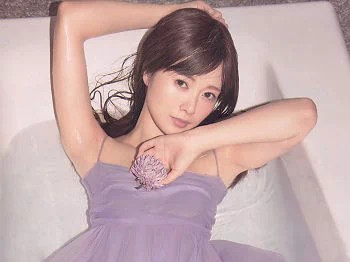 日本女优白石麻衣大方露肩风情万种写真6P