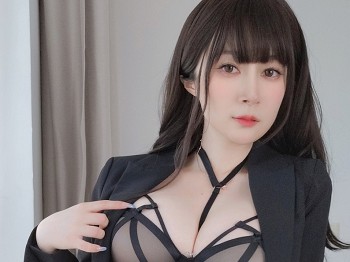 Coser小姐姐白银81女上司主题性感黑色内衣配黑丝吊袜秀翘臀美腿诱惑写真66P