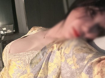 网络美女MIYA黄色睡袍主题居家私房性感花色丝质连体睡衣秀丰满身材迷人诱惑写真34P